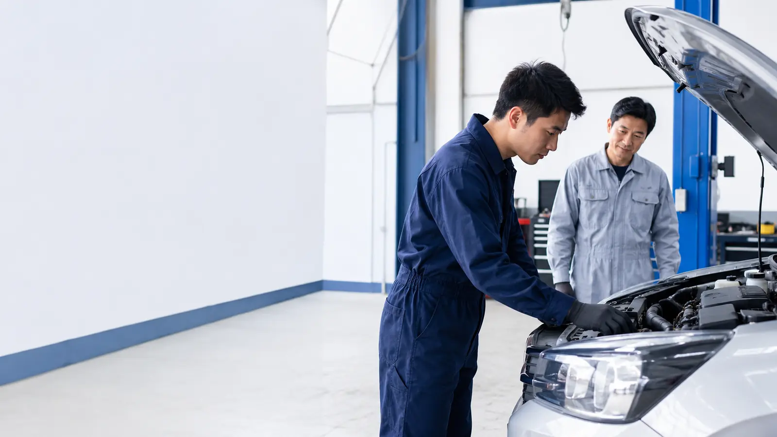 車の整備作業に取り組む若手スタッフ